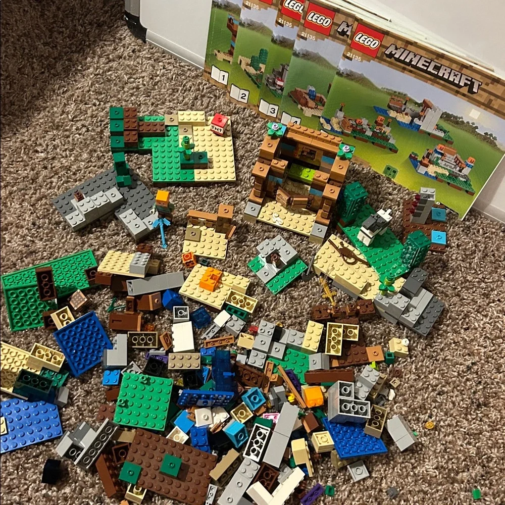 LEGO Minecraft #21135 The Crafting Box 2.0 Open and Built Set Missing Pieces